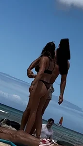 Babe bending over 🏝️