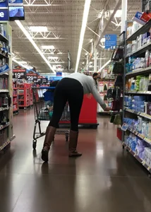 Walmart blonde whooty shopping in black leggings with vtl