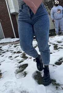 Latina in jeans