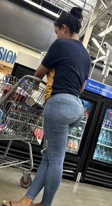 Chica shows bendover abilities + standard caps of chic w nice ass @ Wally‼️