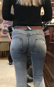 Blonde babe with a nice ass getting lunch in leggings and jeans