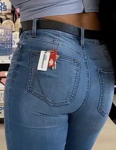 Tight body Latina in jeans