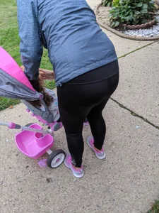 Milf in tight leggings with vpl