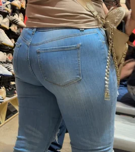 MILF Latinas at the mall with thick thighs