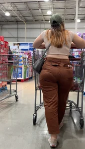 Pawg eating up them jeans