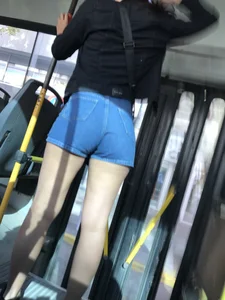 GOOD ASS IN JEAN SHORTS! IN BUS😻