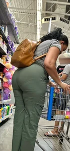 Casual milf kept bending over w strong VPL‼️
