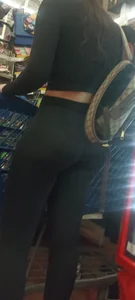 Beautiful latina girl with a perfect body in black leggings 10/10 [OC]