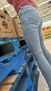 Tight beauty women with nice tits in blue jeans at walmart. OC