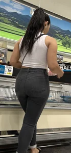 Mature Brunette in jeans‼️