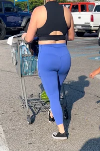 White momma in blue leggings at store