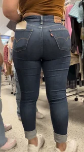 Phat latina MILF ass in jeans