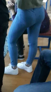 Candid college teen's booty in tight blue jeans