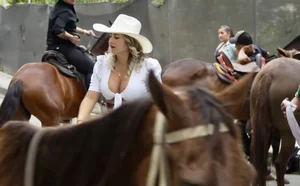 Latina cowgirls gitty up! Non OC