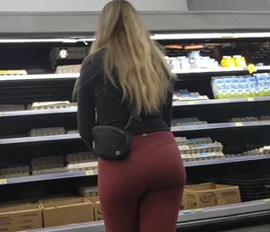 Nice blonde ass in bright red leggings
