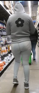Latina booty in pocket less jeans