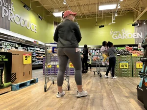 Thick MILF in grey leggings