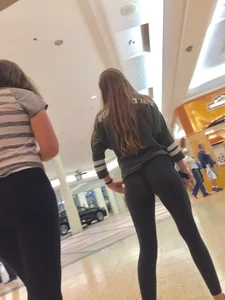 Fit Ass and Legs in Yoga Pants at the Mall Creepshots