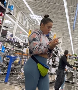 Bubble Booty In Blue Leggings(notOC)