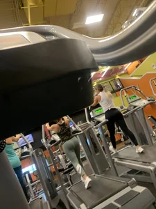 Couple babes at the gym in leggings with nice asses