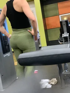 Girl working out with a nice ass in green leggings