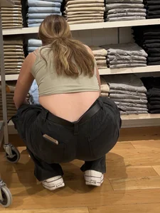 Blondish brunette squatting and working (oc)