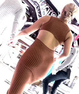 phat ass blondie up the escalator