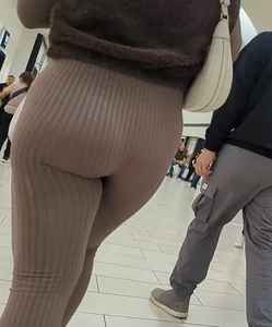 A few hot ladies at mall (OC)