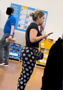 Big Booty Latina in leggings