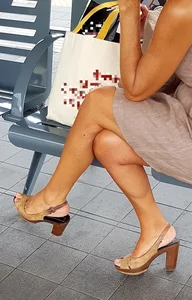Candid girls in public showing nice legs and feet