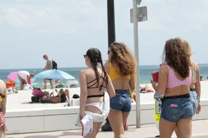 Deerfield Beach girls in bikinis