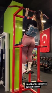 Gym girl in yoga pants doing pullups, her booty wiggling
