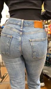Petite latinas got nice shaped ass in jeans