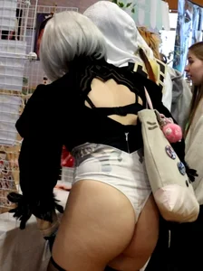 2B Cosplayer