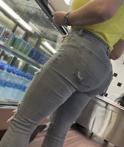 Huge Bubble Butt Latina MILF in Jeans