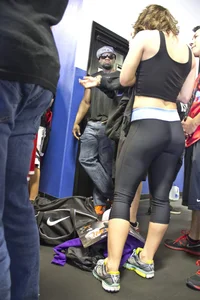 Athletic babe with nice ass in leggings at the gym