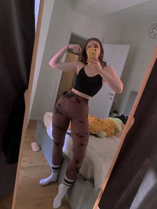 Leaked selfies of a girl with an awesome body in leggings and underwear