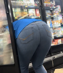 Bubble Ass Walmart Employee