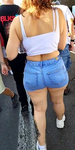 Amazing Hot CURVY MILF In Shorts (OC)
