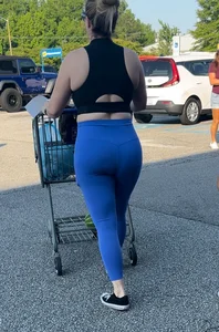 White momma in blue leggings at store