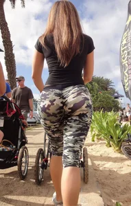 Gorgeous Bubble Ass in Camouflage Tights on the Street Creepshot