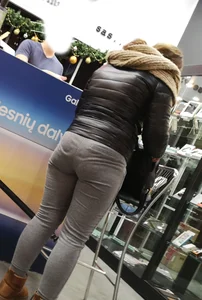 Girl with decent ass and vpl in grey sweatpants