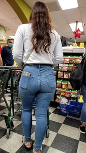 Latina in tight jeans (good set)