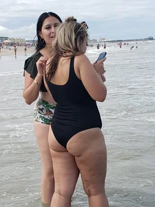 Latina ass in black on beach with family