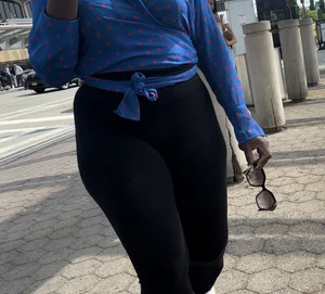 Black Queen with the YAMS in leggings at the airport ( OC , GIFs)