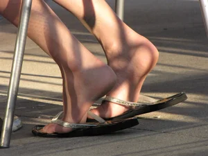 Lady in flop flops while eating showing her feet