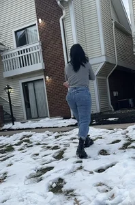 Latina in jeans