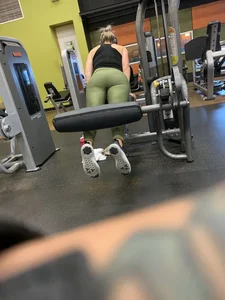 Girl working out with a nice ass in green leggings