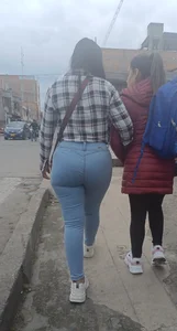 Lindo culazo en jeans ajustados