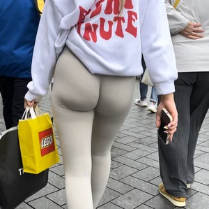 Hot bubblebutt with a jiggle in thight leggings